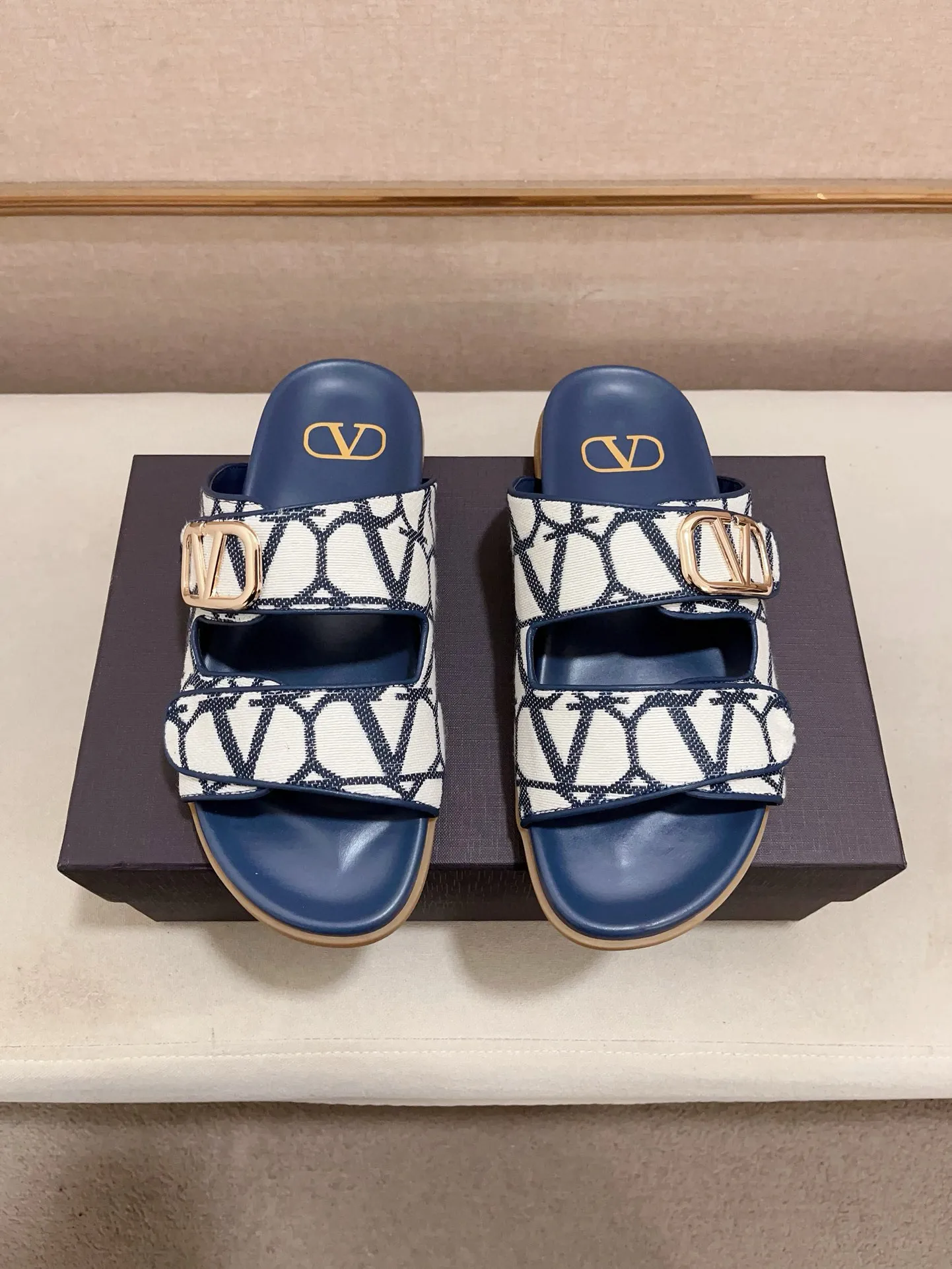 Men's shoes💰: 440💰[Valentino] New men's boutique slippers, counter quality, classic plaid, the actual workmanship is quite complex🔰The uppers are made of imported fabrics➕🐑Sheepskin lining, which tests the craftsman's craftsmanship➕original PU outsole. Size: 38-44 (45 can be customized, non-refundable)